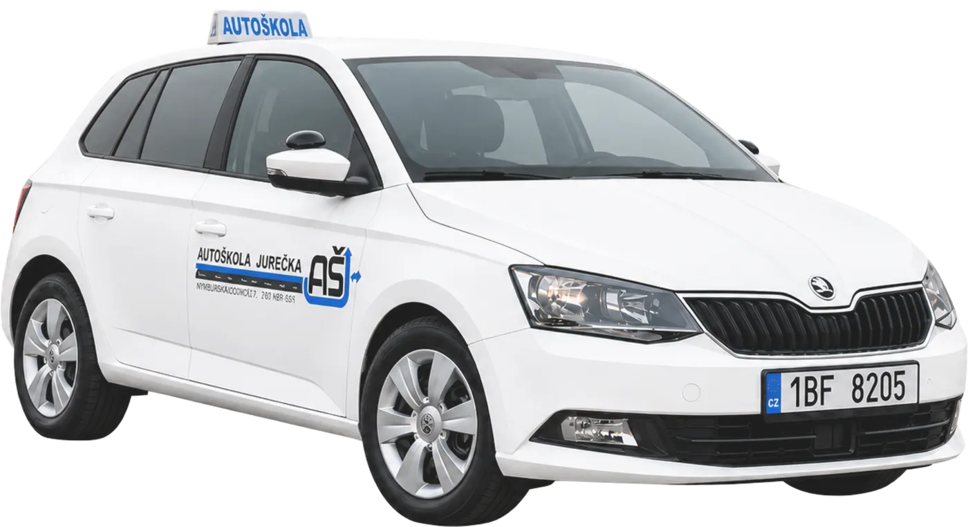 Bílá Škoda Fabia 3 — výcvikové auto skupiny B Autoškoly Jurečka s cedulí AUTOŠKOLA na střeše